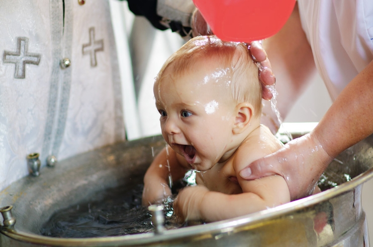 Что дарят на крещение мальчику и девочке — подарки ребенку на крещение от гостей и родственников