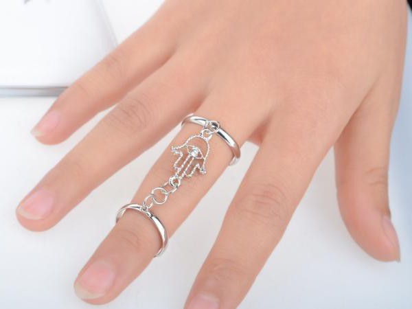 Как носить серебряные кольца: на каком пальце, руке и в какой ситуации?